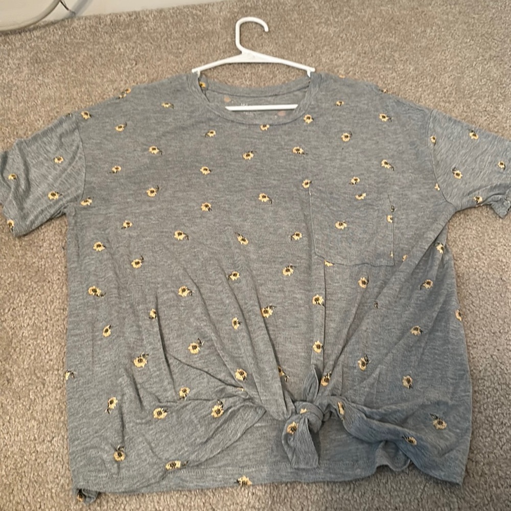 Casual women’s sunflower tee with pocket